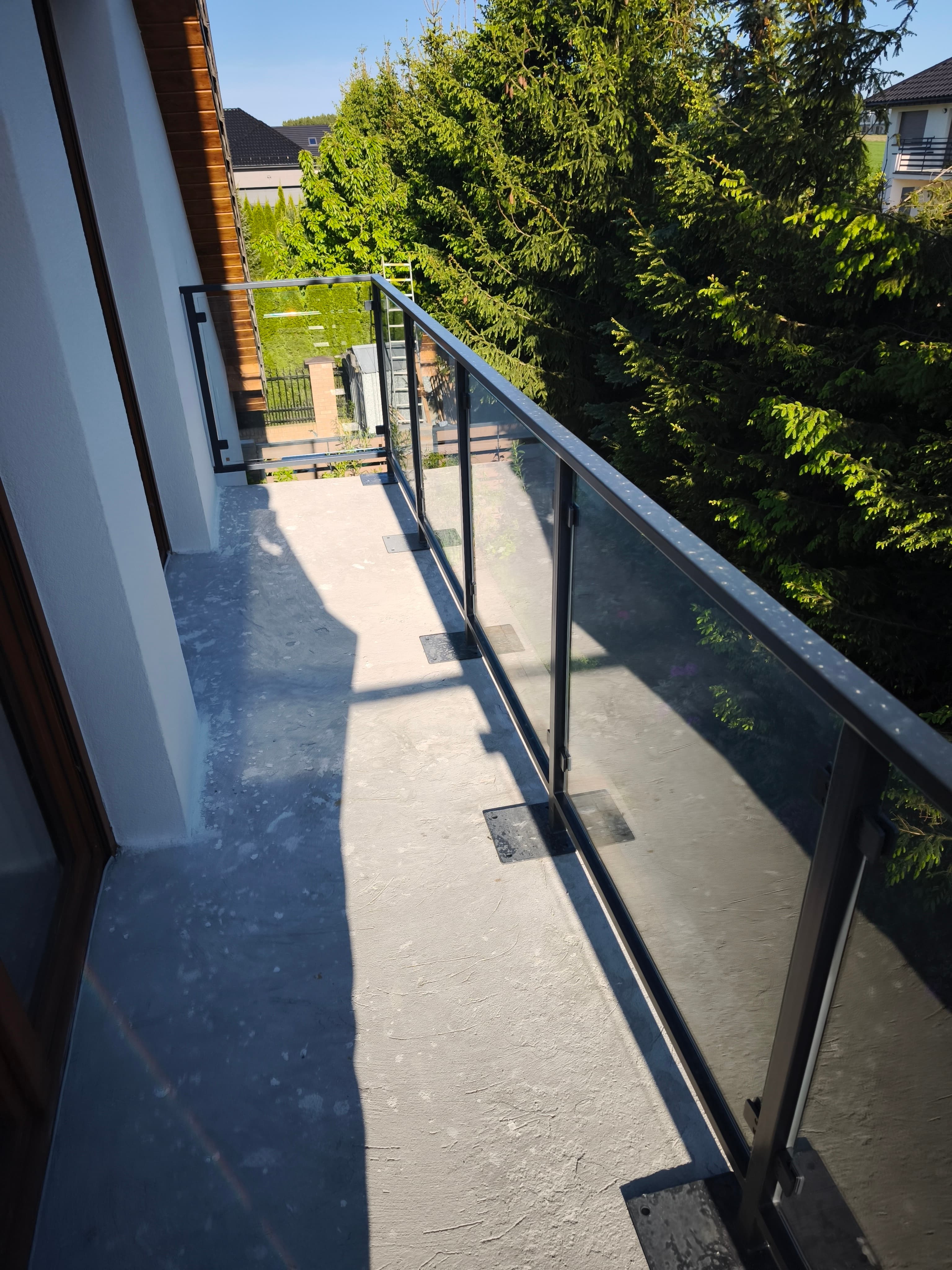 Nowoczesna szklana balustrada balkonowa w metalowej ramie – spawanie Słupsk