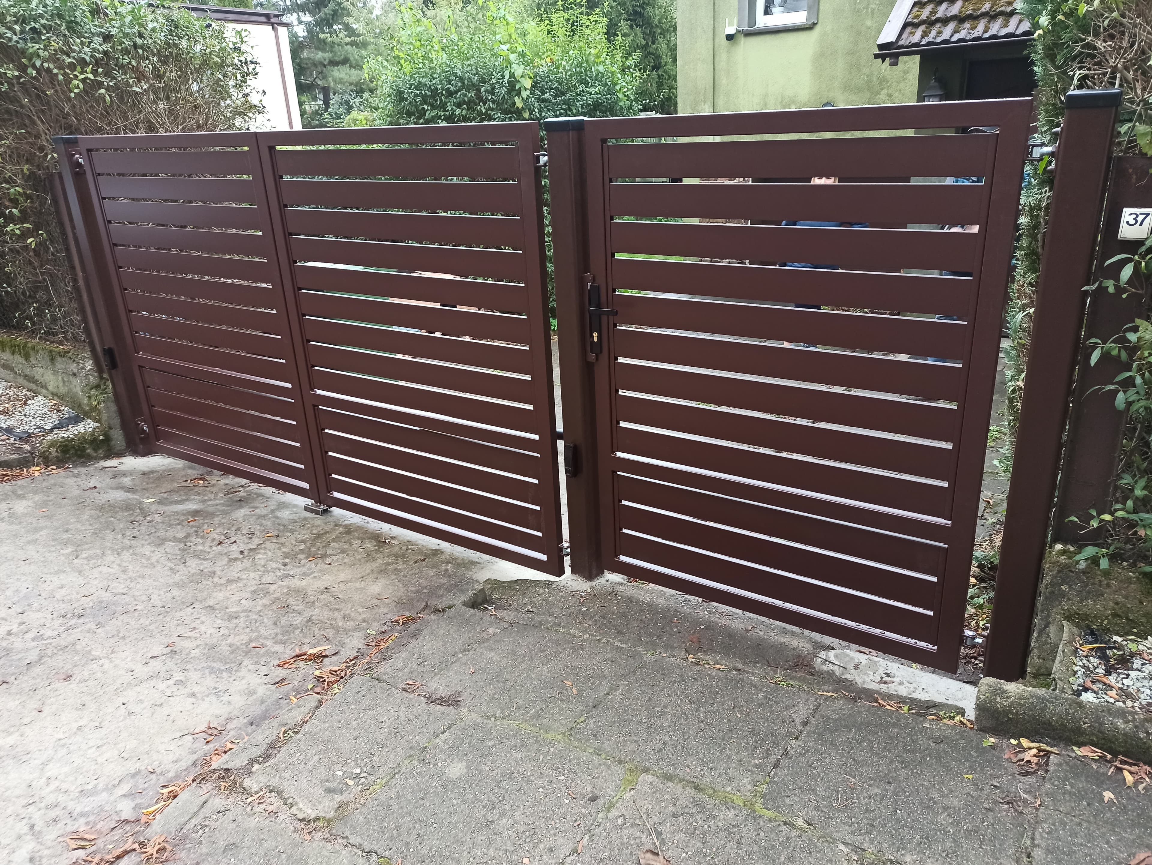 Brama dwuskrzydłowa z poziomymi lamelami w kolorze brązowym – montaż Słupsk, FK-METAL